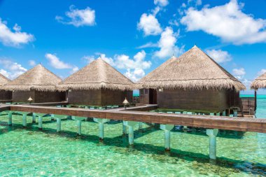 Maldivler - 24 Haziran 2018: Su Villa (Bungalov) ve yaz günü, Maldivler tropik sahilde ahşap köprü