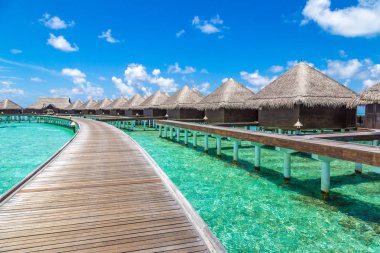 Maldivler - 24 Haziran 2018: Su Villa (Bungalov) ve yaz günü, Maldivler tropik sahilde ahşap köprü