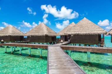 Maldivler - 24 Haziran 2018: Su Villa (Bungalov) ve yaz günü, Maldivler tropik sahilde ahşap köprü