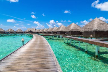 Maldivler - 24 Haziran 2018: Su Villa (Bungalov) ve yaz günü, Maldivler tropik sahilde ahşap köprü