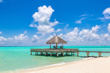 Maldivler - 24 Haziran 2018: Su Villa (Bungalov) ve yaz günü, Maldivler tropik sahilde ahşap köprü