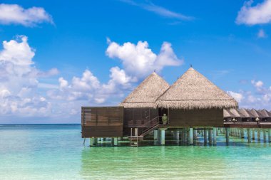Maldivler - 24 Haziran 2018: Tropikal plaj yaz günü, Maldivler, su Villa (Bungalov)
