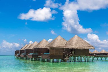 Maldivler - 24 Haziran 2018: Su Villa (Bungalov) ve yaz günü, Maldivler tropik sahilde ahşap köprü