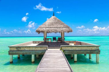 Maldivler - 24 Haziran 2018: Su Villa (Bungalov) ve yaz günü, Maldivler tropik sahilde ahşap köprü