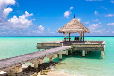 Maldivler - 24 Haziran 2018: Su Villa (Bungalov) ve yaz günü, Maldivler tropik sahilde ahşap köprü