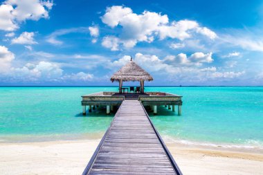 Maldivler - 24 Haziran 2018: Su Villa (Bungalov) ve yaz günü, Maldivler tropik sahilde ahşap köprü