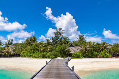 Maldivler - 24 Haziran 2018: Su Villa (Bungalov) ve yaz günü, Maldivler tropik sahilde ahşap köprü