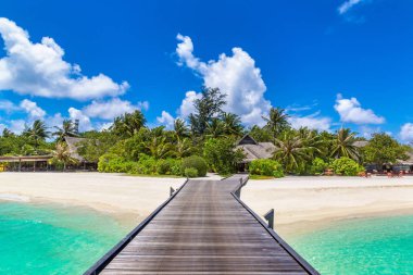 Maldivler - 24 Haziran 2018: Su Villa (Bungalov) ve yaz günü, Maldivler tropik sahilde ahşap köprü