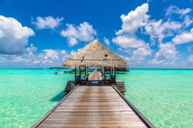 Maldivler - 24 Haziran 2018: Su Villa (Bungalov) ve yaz günü, Maldivler tropik sahilde ahşap köprü