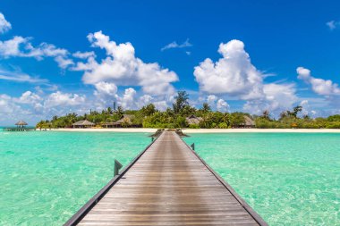 Maldivler - 24 Haziran 2018: Su Villa (Bungalov) ve yaz günü, Maldivler tropik sahilde ahşap köprü