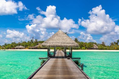 Maldivler - 24 Haziran 2018: Su Villa (Bungalov) ve yaz günü, Maldivler tropik sahilde ahşap köprü
