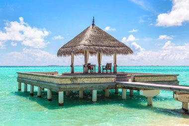Maldivler - 24 Haziran 2018: Su Villa (Bungalov) ve yaz günü, Maldivler tropik sahilde ahşap köprü