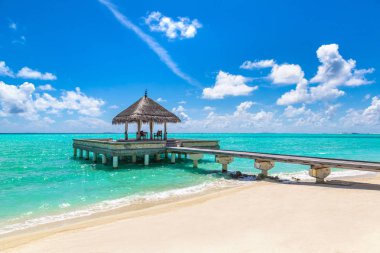 Maldivler - 24 Haziran 2018: Su Villa (Bungalov) ve yaz günü, Maldivler tropik sahilde ahşap köprü