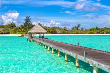 Maldivler - 24 Haziran 2018: Su Villa (Bungalov) ve yaz günü, Maldivler tropik sahilde ahşap köprü