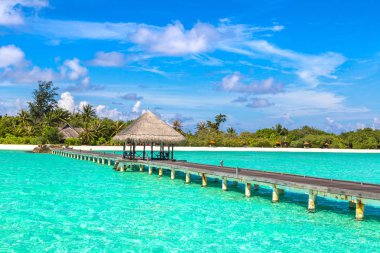 Maldivler - 24 Haziran 2018: Su Villa (Bungalov) ve yaz günü, Maldivler tropik sahilde ahşap köprü