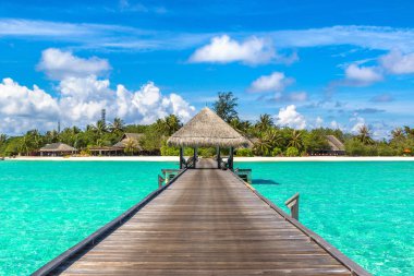 Maldivler - 24 Haziran 2018: Su Villa (Bungalov) ve yaz günü, Maldivler tropik sahilde ahşap köprü