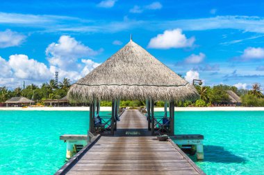 Maldivler - 24 Haziran 2018: Su Villa (Bungalov) ve yaz günü, Maldivler tropik sahilde ahşap köprü