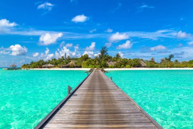 Maldivler - 24 Haziran 2018: Su Villa (Bungalov) ve yaz günü, Maldivler tropik sahilde ahşap köprü