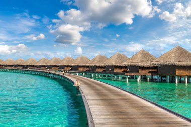 Maldivler - 24 Haziran 2018: Su Villa (Bungalov) ve yaz günü, Maldivler tropik sahilde ahşap köprü