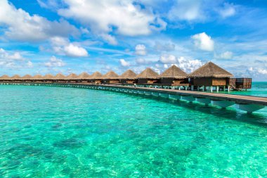Maldivler - 24 Haziran 2018: Su Villa (Bungalov) ve yaz günü, Maldivler tropik sahilde ahşap köprü