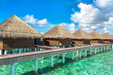 Maldivler - 24 Haziran 2018: Su Villa (Bungalov) ve yaz günü, Maldivler tropik sahilde ahşap köprü