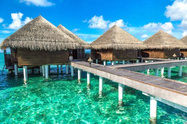 Maldivler - 24 Haziran 2018: Su Villa (Bungalov) ve yaz günü, Maldivler tropik sahilde ahşap köprü