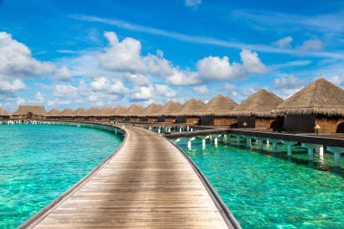 Maldivler - 24 Haziran 2018: Su Villa (Bungalov) ve yaz günü, Maldivler tropik sahilde ahşap köprü