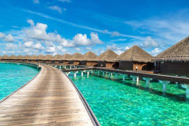 Maldivler - 24 Haziran 2018: Su Villa (Bungalov) ve yaz günü, Maldivler tropik sahilde ahşap köprü