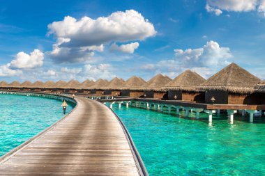 Maldivler - 24 Haziran 2018: Su Villa (Bungalov) ve yaz günü, Maldivler tropik sahilde ahşap köprü