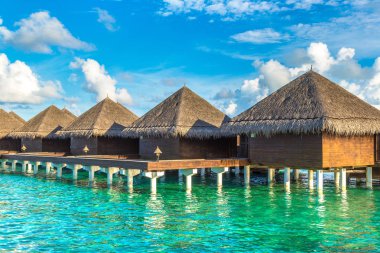 Maldivler - 24 Haziran 2018: Tropikal plaj yaz günü, Maldivler, su Villa (Bungalov)