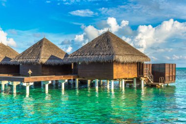 Maldivler - 24 Haziran 2018: Tropikal plaj yaz günü, Maldivler, su Villa (Bungalov)