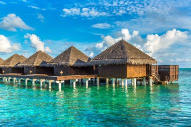 Maldivler - 24 Haziran 2018: Tropikal plaj yaz günü, Maldivler, su Villa (Bungalov)
