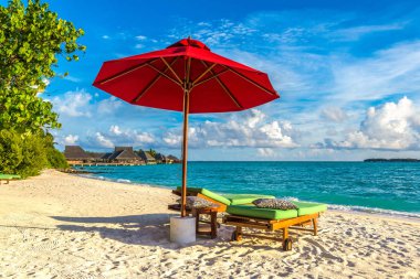 Maldivler - 24 Haziran 2018: Ahşap şezlong ve şemsiye yaz günü, Maldivler tropik sahilde