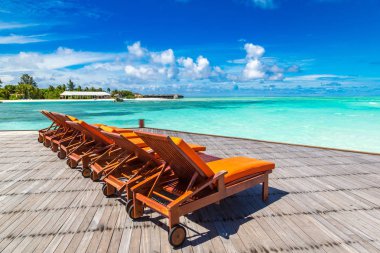 Maldivler - 24 Haziran 2018: Tropikal plaj yaz günü, Maldivler ahşap şezlong