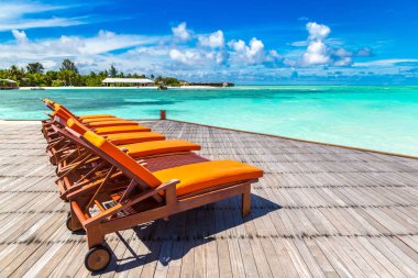 Maldivler - 24 Haziran 2018: Tropikal plaj yaz günü, Maldivler ahşap şezlong