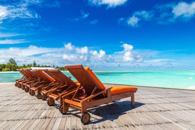 Maldivler - 24 Haziran 2018: Tropikal plaj yaz günü, Maldivler ahşap şezlong