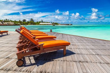 Maldivler - 24 Haziran 2018: Tropikal plaj yaz günü, Maldivler ahşap şezlong