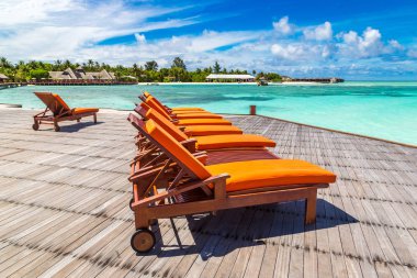 Maldivler - 24 Haziran 2018: Tropikal plaj yaz günü, Maldivler ahşap şezlong