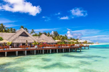 Maldivler - 24 Haziran 2018: Tropikal plaj yaz günü, Maldivler, su Villa (Bungalov)