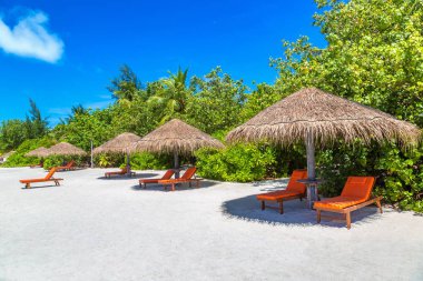 Maldivler - 24 Haziran 2018: Ahşap şezlong ve şemsiye yaz günü, Maldivler tropik sahilde