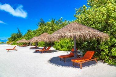 Maldivler - 24 Haziran 2018: Ahşap şezlong ve şemsiye yaz günü, Maldivler tropik sahilde