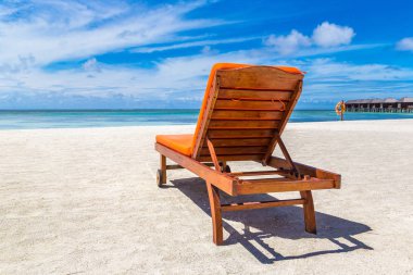 Maldivler - 24 Haziran 2018: Tropikal plaj yaz günü, Maldivler ahşap şezlong