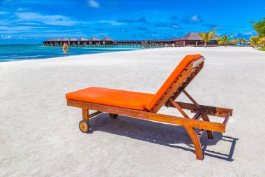 Maldivler - 24 Haziran 2018: Tropikal plaj yaz günü, Maldivler ahşap şezlong