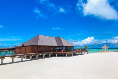 Maldivler - 24 Haziran 2018: Su Villa (Bungalov) ve yaz günü, Maldivler tropik sahilde ahşap köprü