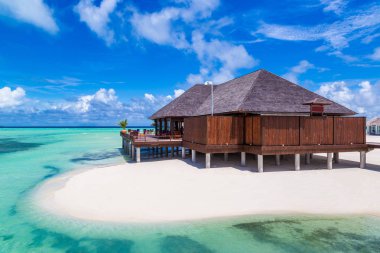 Maldivler - 24 Haziran 2018: Tropikal plaj yaz günü, Maldivler, su Villa (Bungalov)