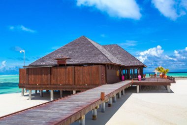 Maldivler - 24 Haziran 2018: Su Villa (Bungalov) ve yaz günü, Maldivler tropik sahilde ahşap köprü