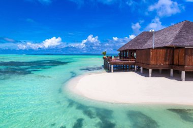 Maldivler - 24 Haziran 2018: Tropikal plaj yaz günü, Maldivler, su Villa (Bungalov)