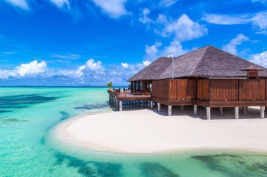 Maldivler - 24 Haziran 2018: Tropikal plaj yaz günü, Maldivler, su Villa (Bungalov)