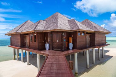 Maldivler - 24 Haziran 2018: Su Villa (Bungalov) ve yaz günü, Maldivler tropik sahilde ahşap köprü
