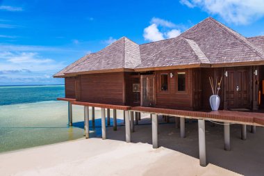 Maldivler - 24 Haziran 2018: Tropikal plaj yaz günü, Maldivler, su Villa (Bungalov)